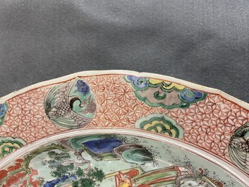 Un plat en porcelaine de Chine famille verte &agrave; d&eacute;cor de figures dans un paysage, Kangxi